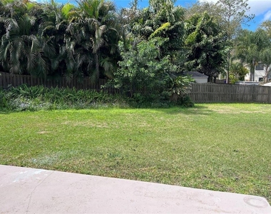 946 Berkley Court N - Photo Thumbnail 9
