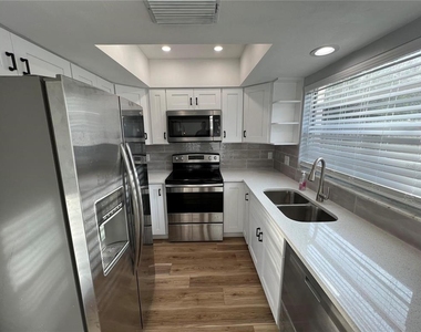 946 Berkley Court N - Photo Thumbnail 1