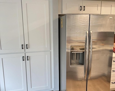 946 Berkley Court N - Photo Thumbnail 3