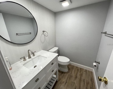 946 Berkley Court N - Photo Thumbnail 2