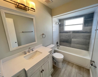 946 Berkley Court N - Photo Thumbnail 6