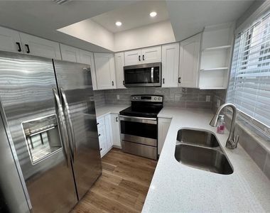 946 Berkley Court N - Photo Thumbnail 4