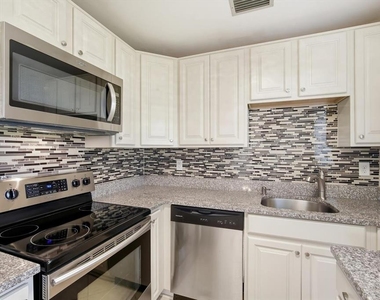 302 Canton Court - Photo Thumbnail 10