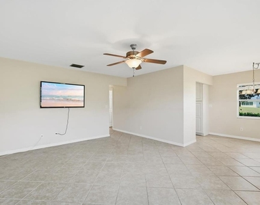 302 Canton Court - Photo Thumbnail 4