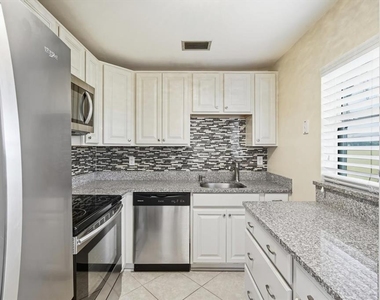 302 Canton Court - Photo Thumbnail 8