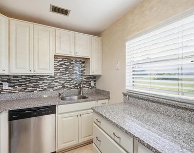 302 Canton Court - Photo Thumbnail 9