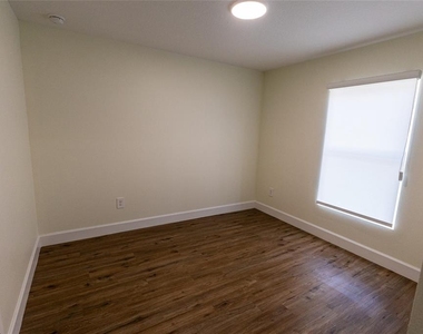 2232 Florida Drive - Photo Thumbnail 4