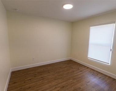 2232 Florida Drive - Photo Thumbnail 5