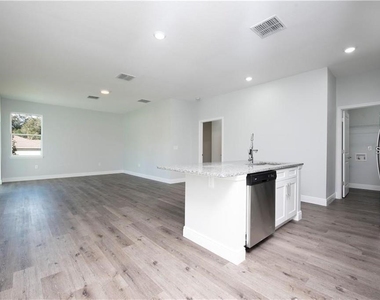 2433 Avenue F Nw - Photo Thumbnail 3