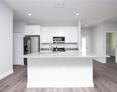 2433 Avenue F Nw - Photo Thumbnail 4