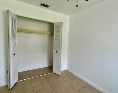 2612 London Bridge Court - Photo Thumbnail 30