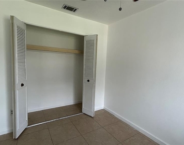 2612 London Bridge Court - Photo Thumbnail 17