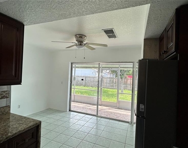 2612 London Bridge Court - Photo Thumbnail 6
