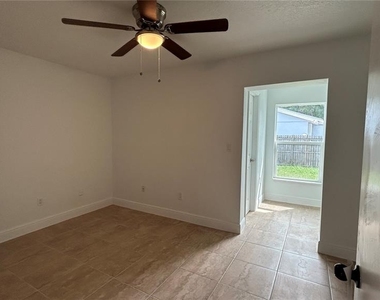 2612 London Bridge Court - Photo Thumbnail 12