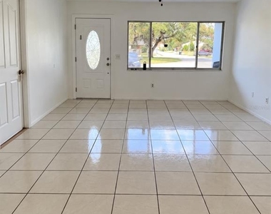 2612 London Bridge Court - Photo Thumbnail 3