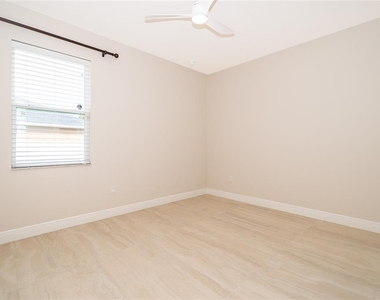 700 Elkhorn Fern Lane - Photo Thumbnail 17