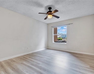 4504 Commander Drive - Photo Thumbnail 14