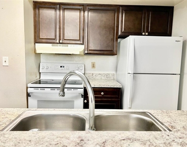 401 Fountainhead Circle - Photo Thumbnail 8