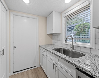 2031 Lake Alden Drive - Photo Thumbnail 10