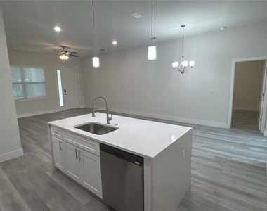 2231 Vancouver Lane - Photo Thumbnail 8