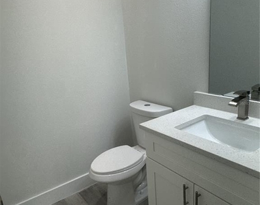 2231 Vancouver Lane - Photo Thumbnail 9