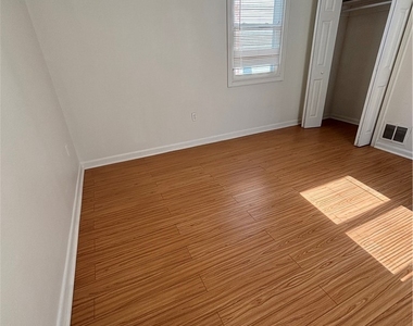 4930 Glenwood Ave - Photo Thumbnail 10