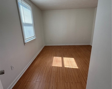 4930 Glenwood Ave - Photo Thumbnail 8