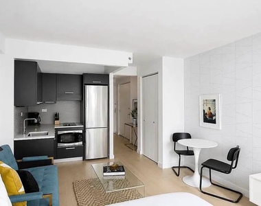 222 East 39th Street - Photo Thumbnail 2