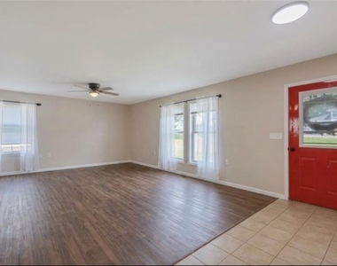 31 Franklin Avenue - Photo Thumbnail 3