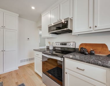 315 Davis Street - Photo Thumbnail 8