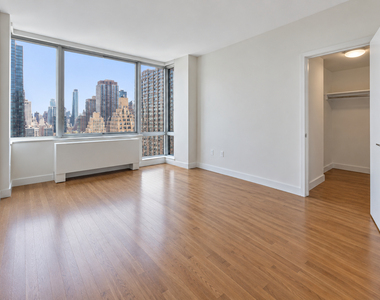 555 10th Avenue - Photo Thumbnail 1