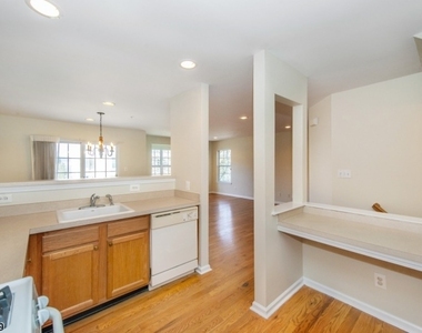 102 Lakeview Ct - Photo Thumbnail 6