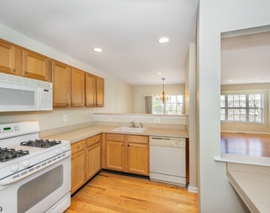 102 Lakeview Ct - Photo Thumbnail 7