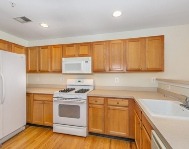 102 Lakeview Ct - Photo Thumbnail 8