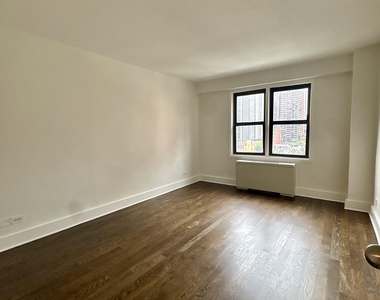 East 63rd Street - Photo Thumbnail 8