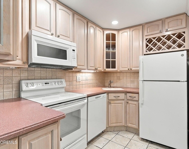 735 Greens Avenue - Photo Thumbnail 10