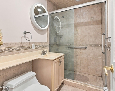 735 Greens Avenue - Photo Thumbnail 16