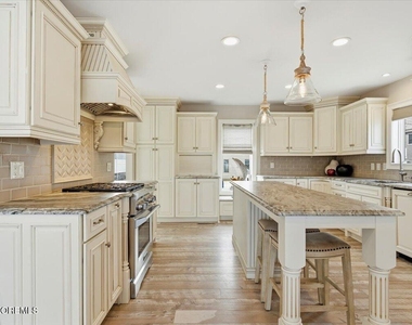 402 Daytona Drive - Photo Thumbnail 11