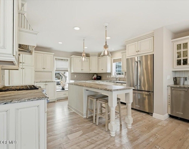 402 Daytona Drive - Photo Thumbnail 12