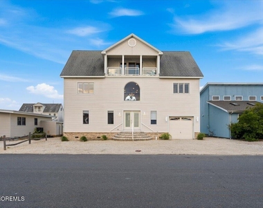 402 Daytona Drive - Photo Thumbnail 2