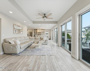 402 Daytona Drive - Photo Thumbnail 17