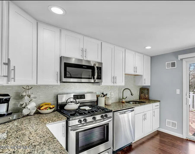 331 W Sylvania Avenue - Photo Thumbnail 5