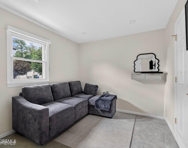 31 Peach Tree Road - Photo Thumbnail 6