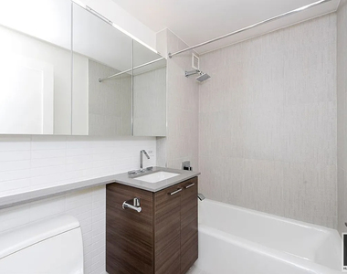 East 86th Street - Photo Thumbnail 3