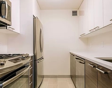 East 86th Street - Photo Thumbnail 2