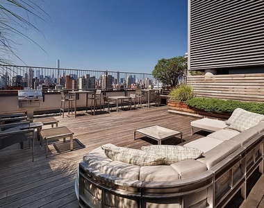 East 86th Street - Photo Thumbnail 5