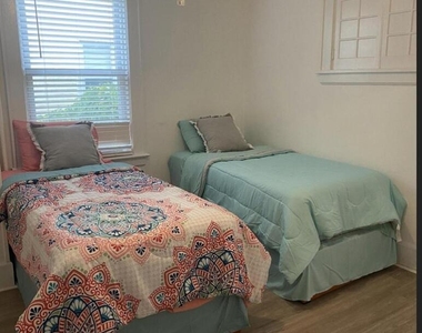 907 Bergh Street - Photo Thumbnail 6