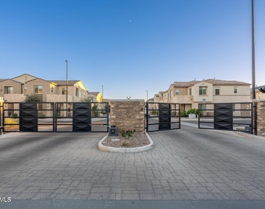 760 E Doral Avenue - Photo Thumbnail 2