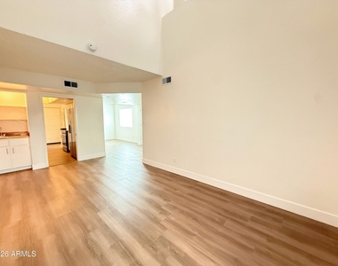 7772 N 19th Drive - Photo Thumbnail 3