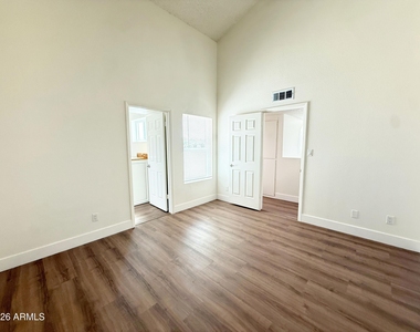 7772 N 19th Drive - Photo Thumbnail 8